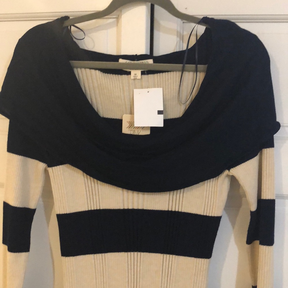 Off-the-Shoulder Sweater 🖤 - Picture 3 of 4